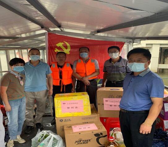 上实武汉公司领导慰问防汛一线员工.jpg 上实武汉公司领导慰问防汛一线员工.jpg